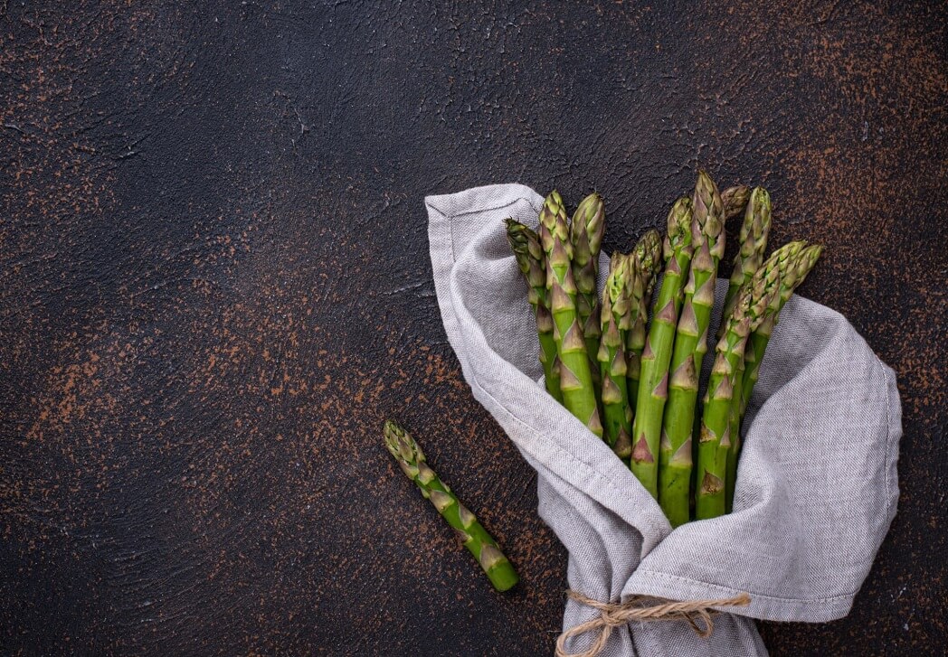 fresh-raw-ripe-green-asparagus